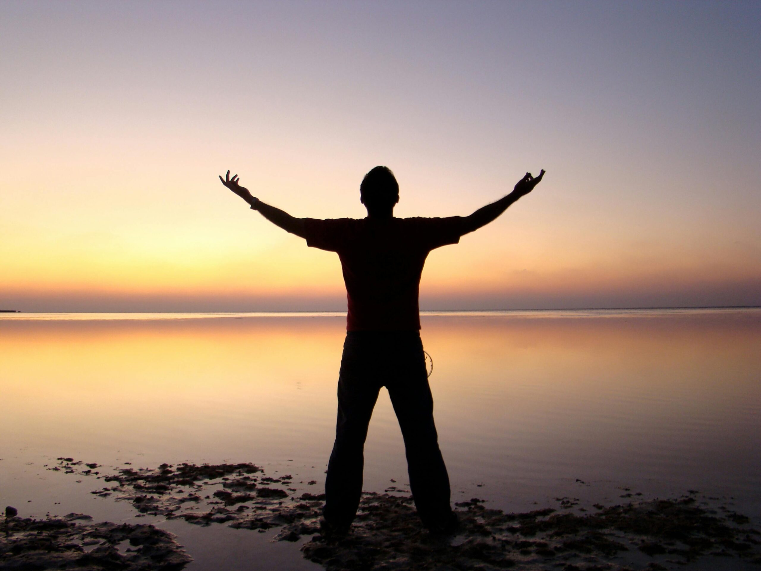 photo homme seul libre heureux coucher de soleil